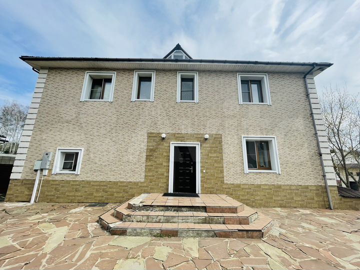 Коттедж 350 м² на участке 10 сот.