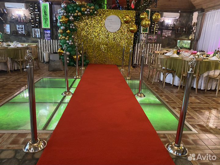 Красная ковровая дорожка + столбики