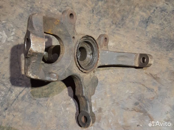 Поворотный кулак левый без абс Паджеро 2