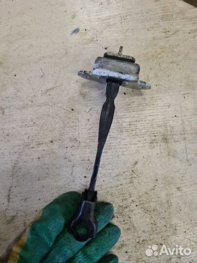 Ограничитель двери передний правый Nissan Juke F15