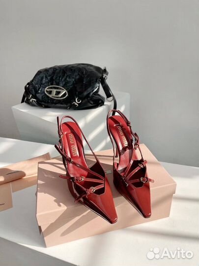 Туфли слингбэк MIU MIU красные лаковые