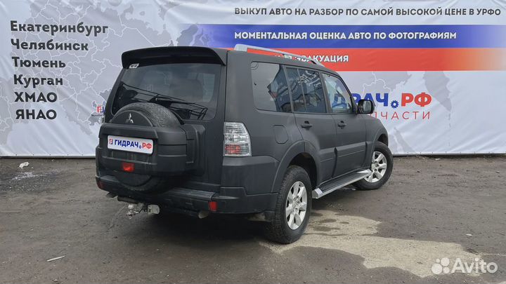 Накладка стекла переднего правого Mitsubishi Pajer