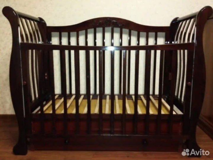 Детская кроватка с маятником и ящиком