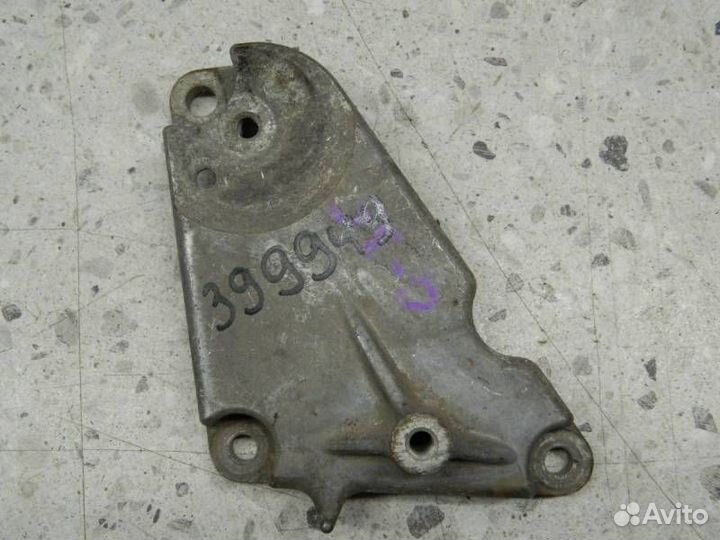 Кронштейн ролика-натяжителя руч. ремня Infiniti FX