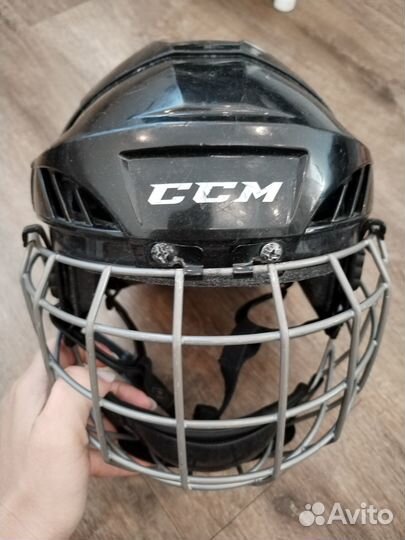 Много хоккейной экипировки