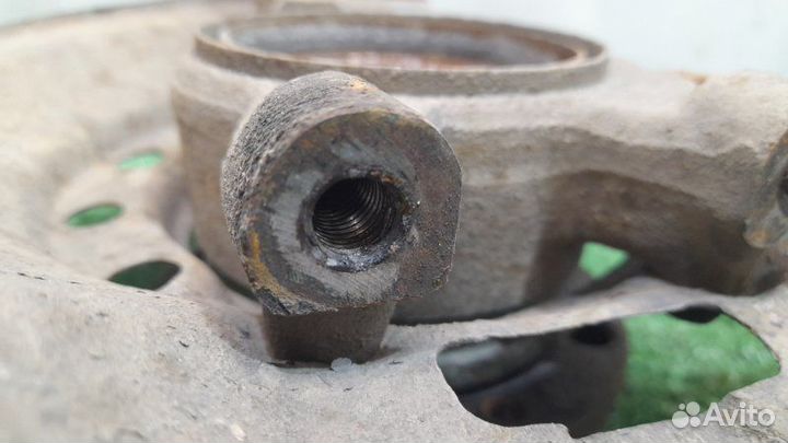 Кулак поворотный передний левый Лада Гранта 1.6