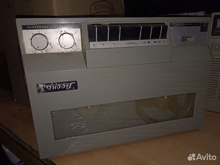 Коллекция старых приемников и магнитофонов