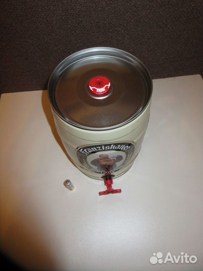 Бутылки, бочонок из-под пива, бокал для ликера