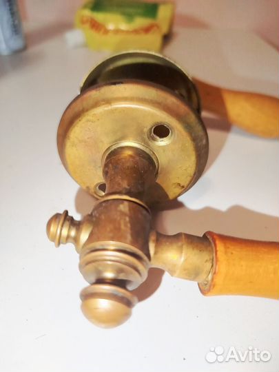 Дверные ручка,латунь,рукоятка орех