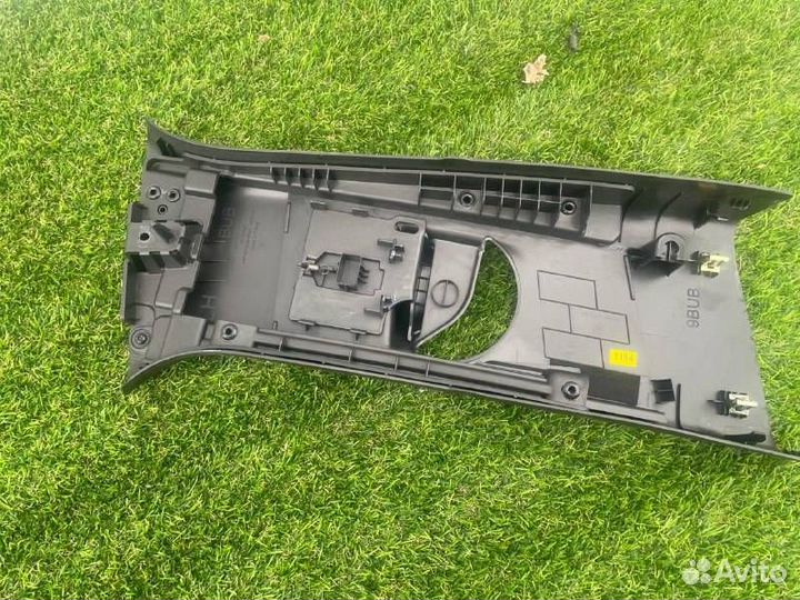 Обшивка центральной стойки левая Buick Encore GX