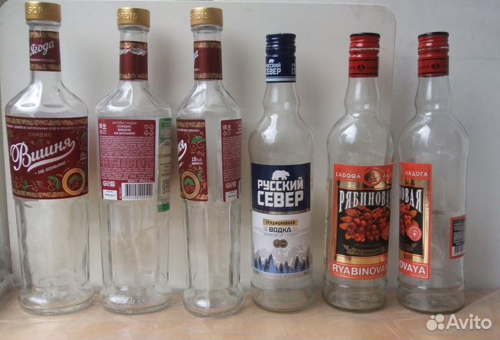 Бутылки от водки, вина, наливки с пробками