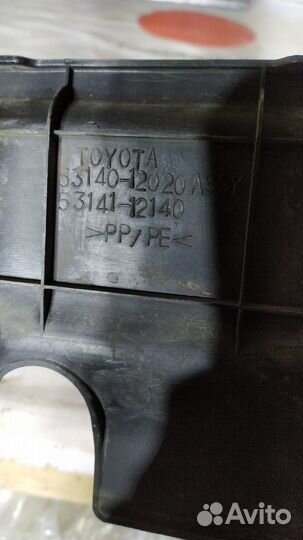 Накладка радиатора верхняя Toyota Corolla 150