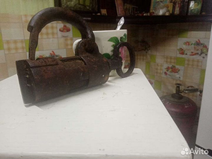 Навесной замок старинный