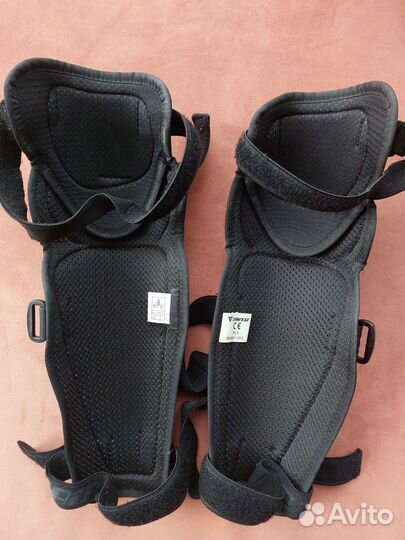 Наколенники Dainese