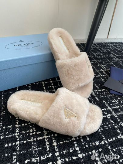 Меховые тапочки prada