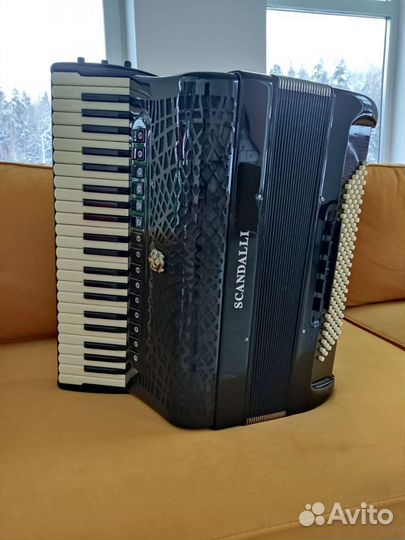 Новый, готововыборный Аккордеон Scandalli,на 45