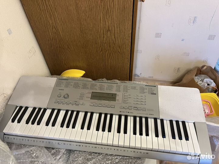 Стнтезатор Casio LK-280