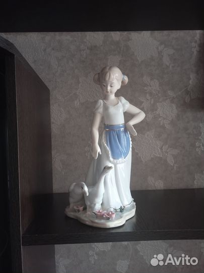 Статуэтка фарфор
