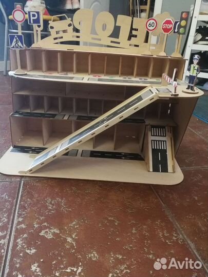 Игрушечный деревянный гараж для машинок