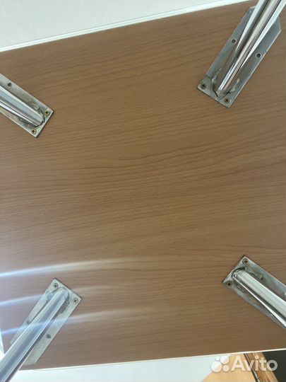 Стеклянный журнальный строик на колёсиках