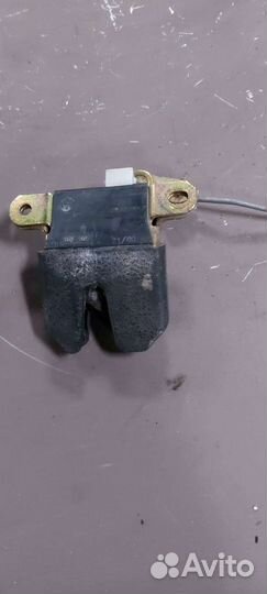 Замок крышки багажника на Volkswagen Passat B5