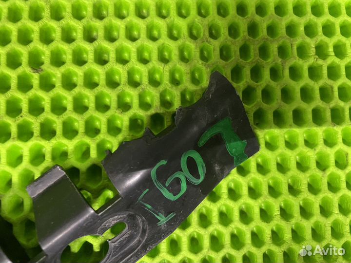 Направляющая заднего бампера правая Renault Logan