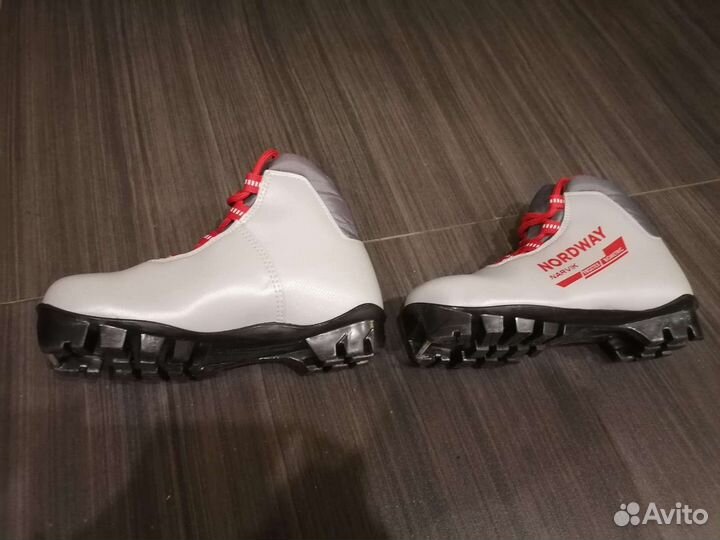 Лыжные ботинки детские р. 32 под крепление NNN
