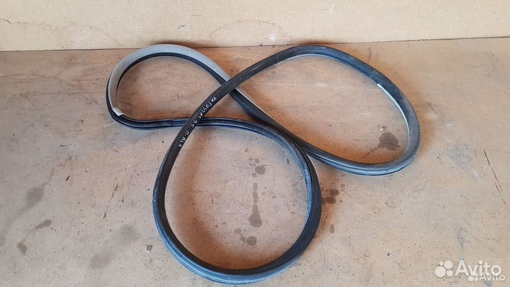 Уплотнитель проема передней левой двери passat B5+