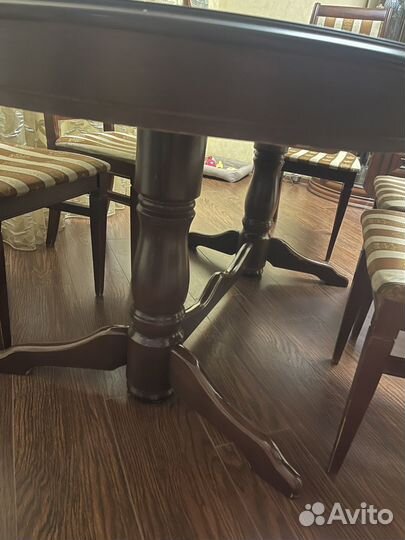 Деревянный стол, деревянные стулья