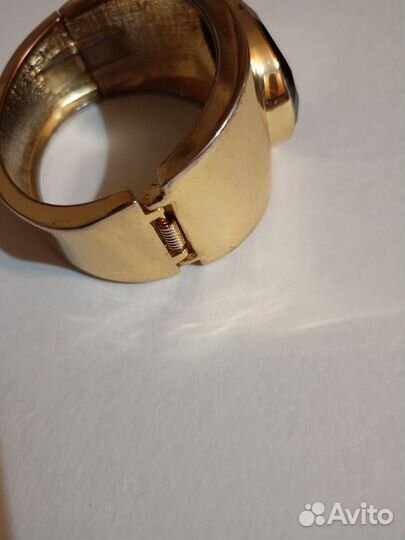 Браслет золотистый с коричневым камнем