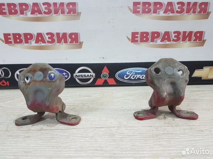 Петли двери передние правые Mazda Premacy cpew FS