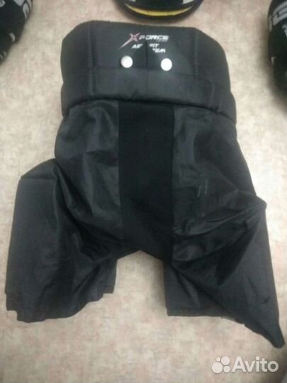 Нагрудник, шорты и шлем на подростка