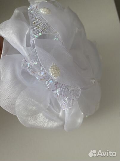 Белый праздничный бант на резинке