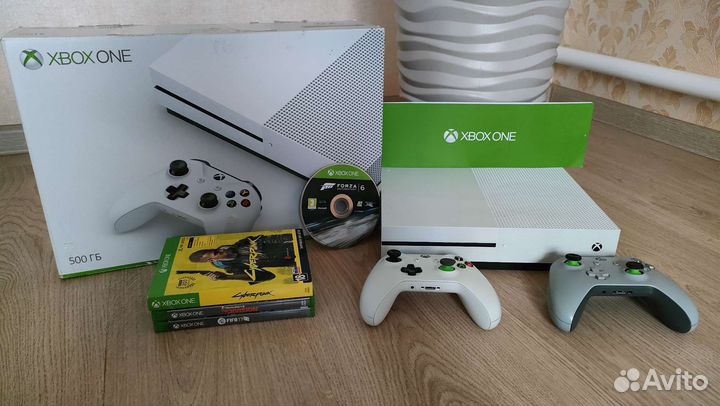 Xbox One S 2 геймпада + 400 игр