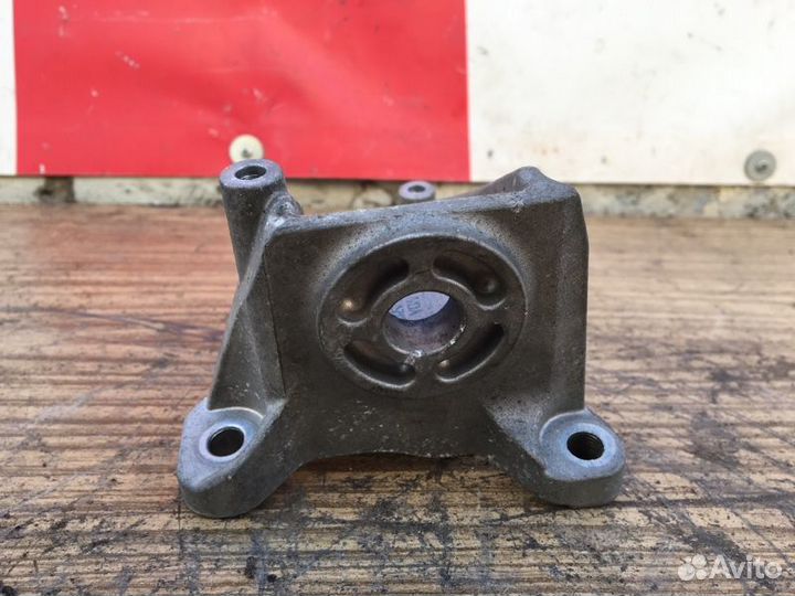 Кронштейн АКПП правый Audi A4 B7 2.0 BWE 2005-2007