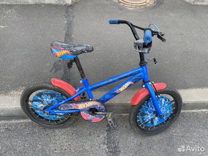 Велосипед 4-8 лет отличный hot wheels