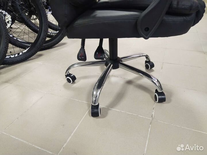 Новое офисное кресло (кресло руководителя)