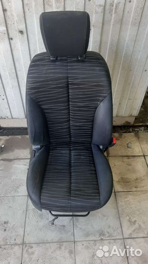 Передние сиденья mazda demio