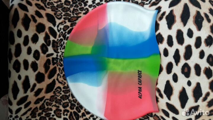 Шапочка для плавания и шорты купальные