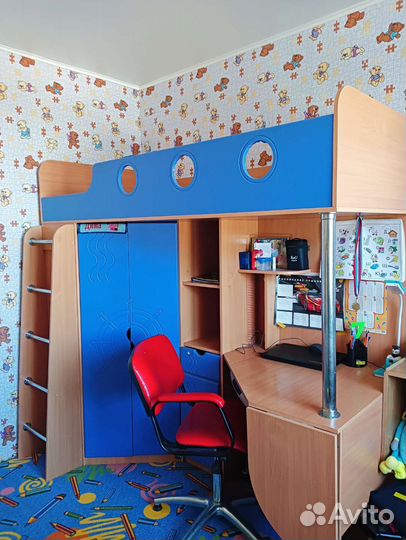 Детский уголок с кроватью и столом