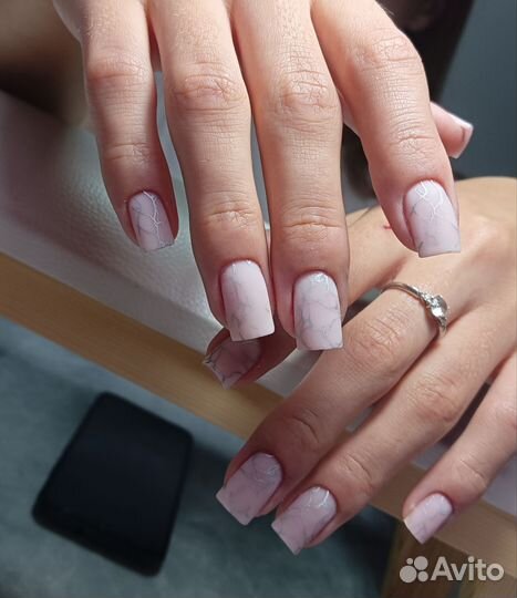 Модель на маникюр