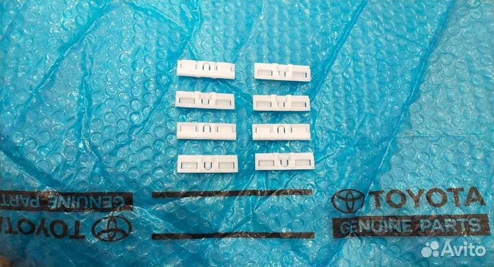 Клипса молдинга лобового стекла Ленд Крузер 200