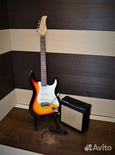 Электрогитара, новая, с комбоулилителем и комплект