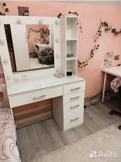 Гримерный стол с зеркалом