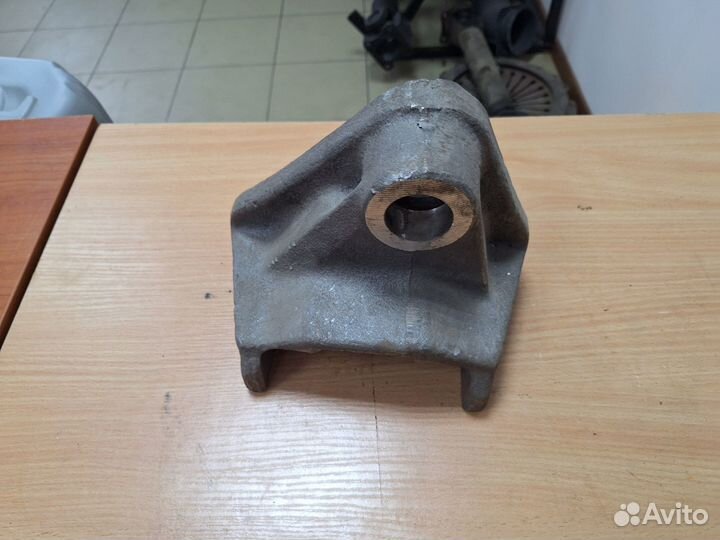 Кронштейн реактивной штанги 081 ниж. левый 5320-29