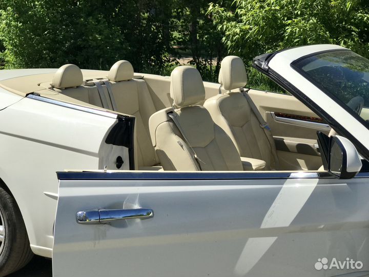 Белоснежный кабриолет Крайслер с водителем