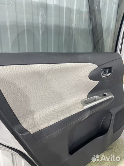 Задняя левая дверь toyota wish 2009-2016 г