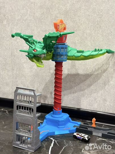 Hot Wheels Сити Воздушная атака дракона-робота