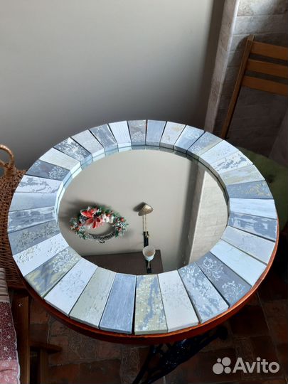 Зеркало в деревянной раме