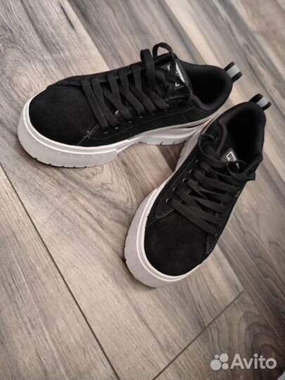 Кроссовки женские